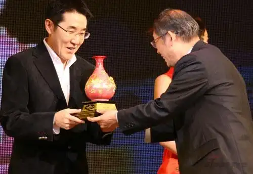 组图:海岩与赵宝刚获电视剧风云人物奖