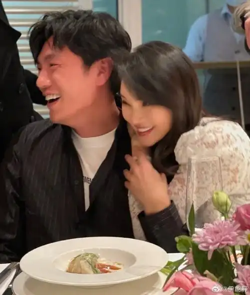 伊能静甜嫩装扮探班秦昊 机场摆拍狂凹造型俏皮