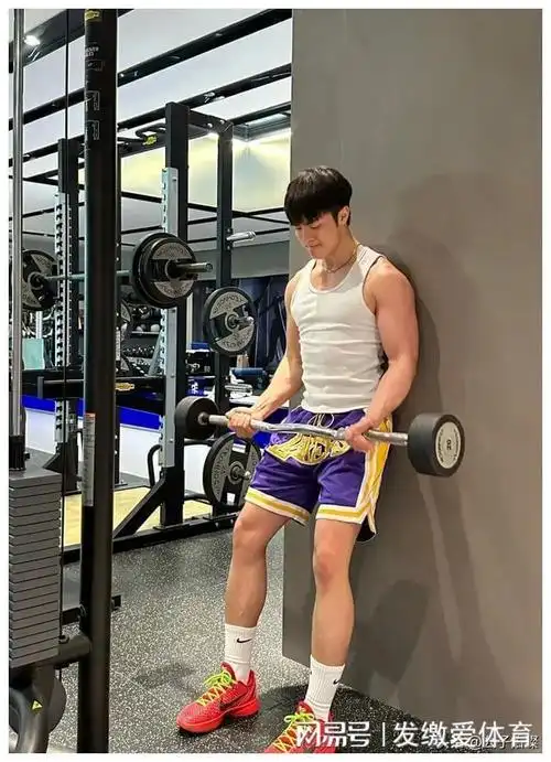 肌肉男大体育生小鲜肉来袭,网友身材太霸道了!