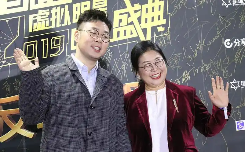 近日,杜海涛与妈妈现身北京出席某时尚盛典,他穿浅色衬衫搭配灰色大衣