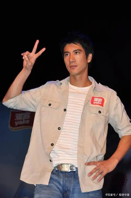 王力宏现身朋友婚礼现场献唱,脸黑长发憔悴不堪,粉丝:要退圈?