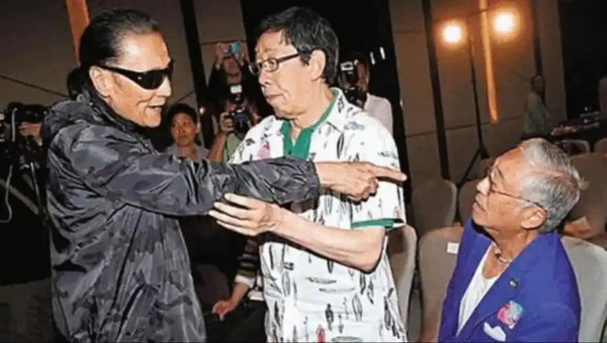 谢贤:当众掌掴81岁曾江,事后主动鞠躬道歉,背后真相到底是啥?