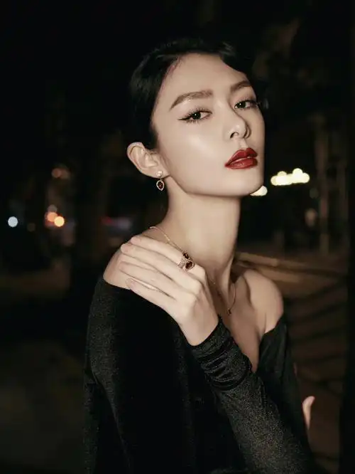 傅菁宝诗龙佩戴石榴石