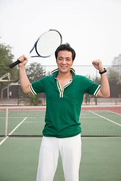 >男人打网球
