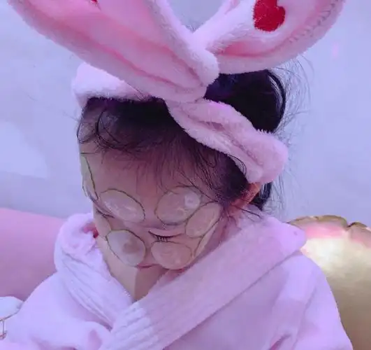 原创"晒娃狂魔"伊能静晒女儿秦米粒做spa,粉嫩兔子造型好可爱