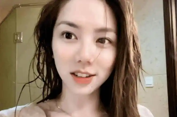 邓紫棋素颜状态下皮肤超优越看了邓紫棋的淡妆已经觉得超级好看了,没