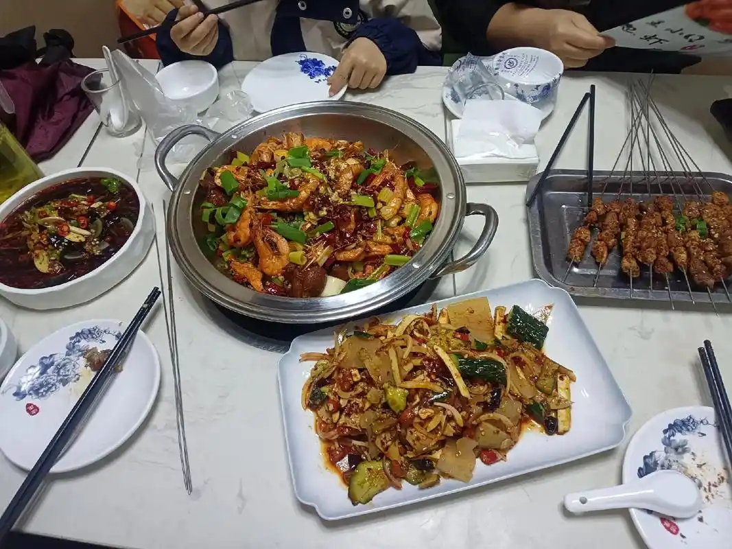 闺蜜们的相聚,就像阳光洒在春天的小花,每一刻都洋溢着幸福和欢 - 抖