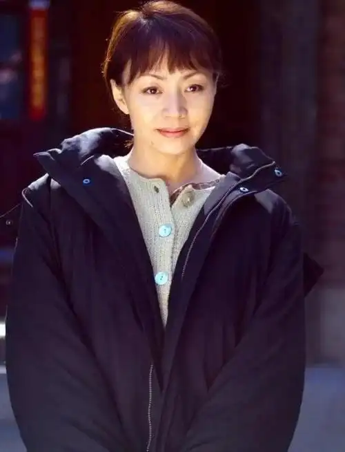 英达妻子梁欢照片(英达为娶丑女梁欢)_可可情感网