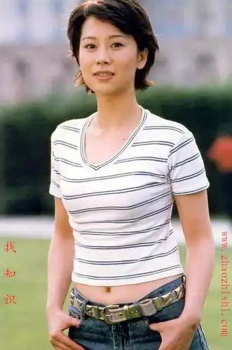 她还是挺有女人味的吧,看海清的照片:蜗居中海萍的扮演者是一个叫海清