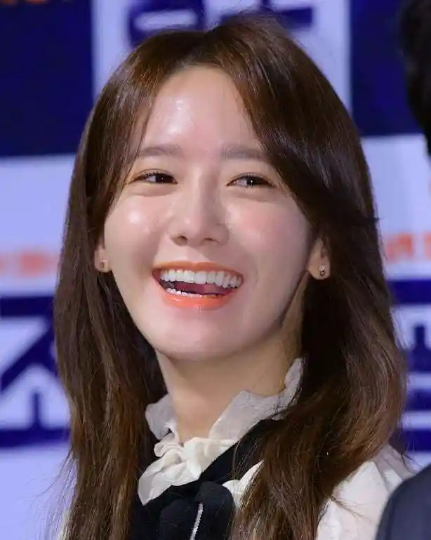 "神颜"只服林允儿,生图下嘴都笑歪了,皮肤依然嫩出水