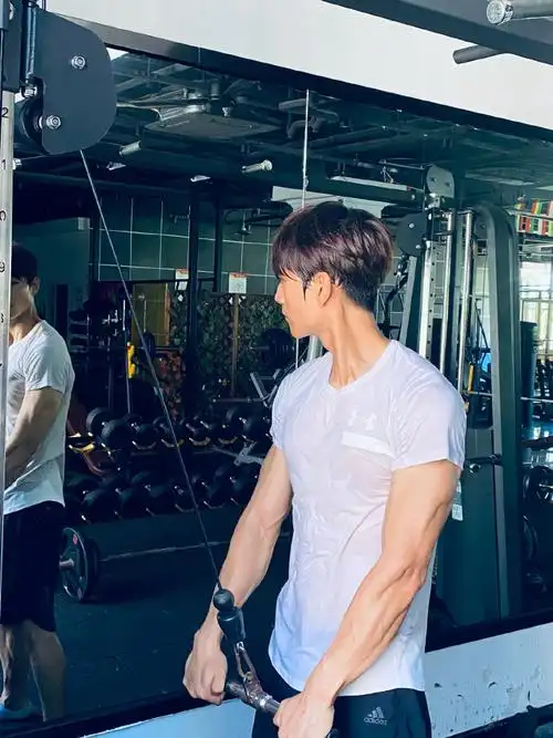 原创这位宝藏男星藏不住了八块腹肌身材绝绝子不愧是海岩御用男主