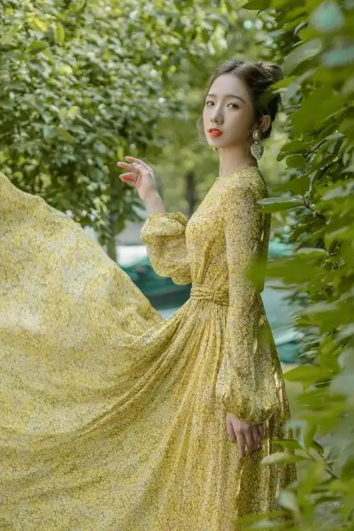 孟美岐黄色碎花裙复古高雅精选写真图片