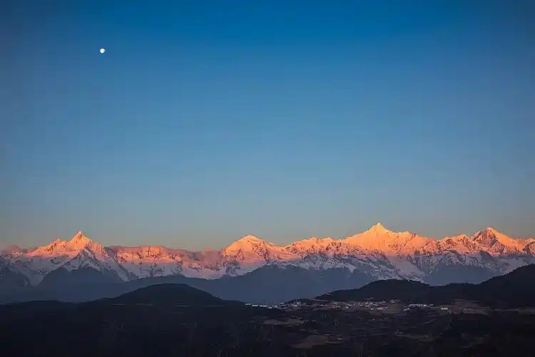 被夕阳照亮的梅里雪山