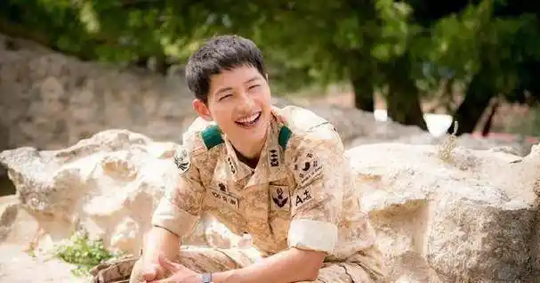 原创3年兵役仍高人气!宋仲基拍戏与乔妹结缘,他成韩空军形象大使!_服