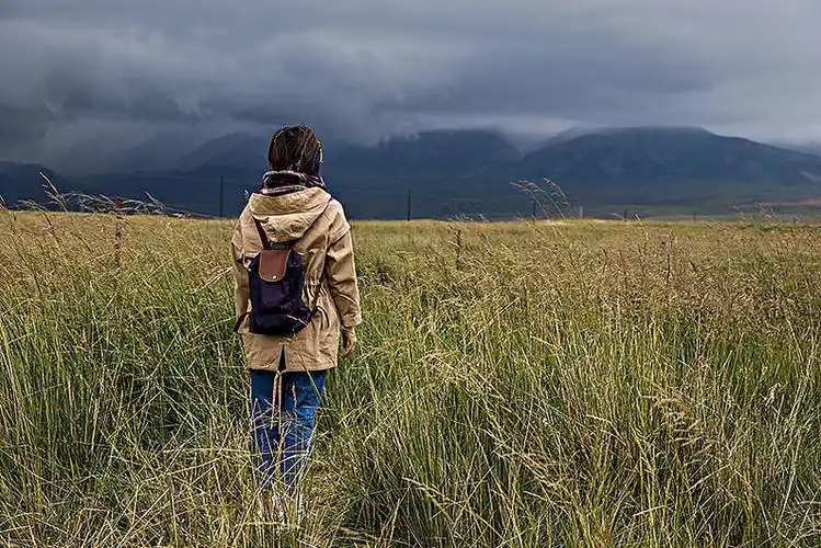 人物背影图片_人物背影高清图片_全景视觉