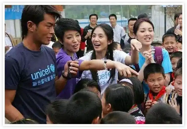 在山区里的小孩都把古天乐当成了慈祥的老爷爷,做好事从来不需要什么