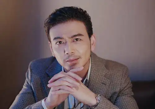 19年男生背头全新玩法来袭 打破传统与稳重小伙子也能hold住_发型师姐