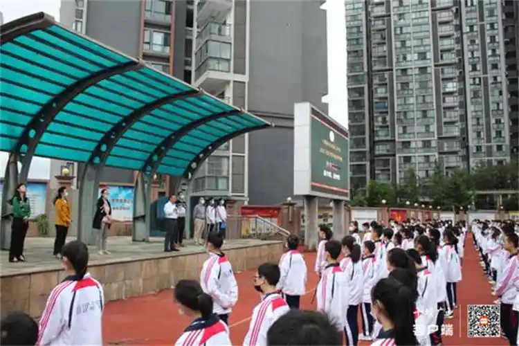 党总支书记刘艳芳介绍:今年是建党100周年,东风七中积极创新党史学习