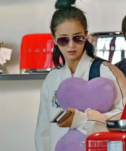 佟丽娅梳半丸子头,真是重新焕发少女气息美回18岁