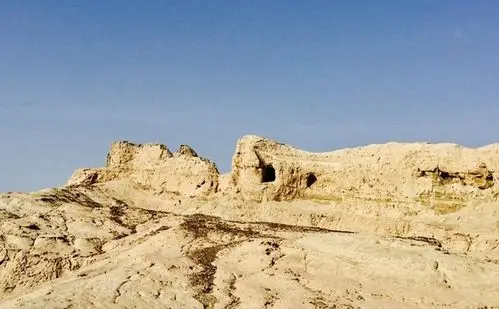 龟兹故城 城墙夯土遗址汉唐时期龟兹国的城址和寺院遗迹.