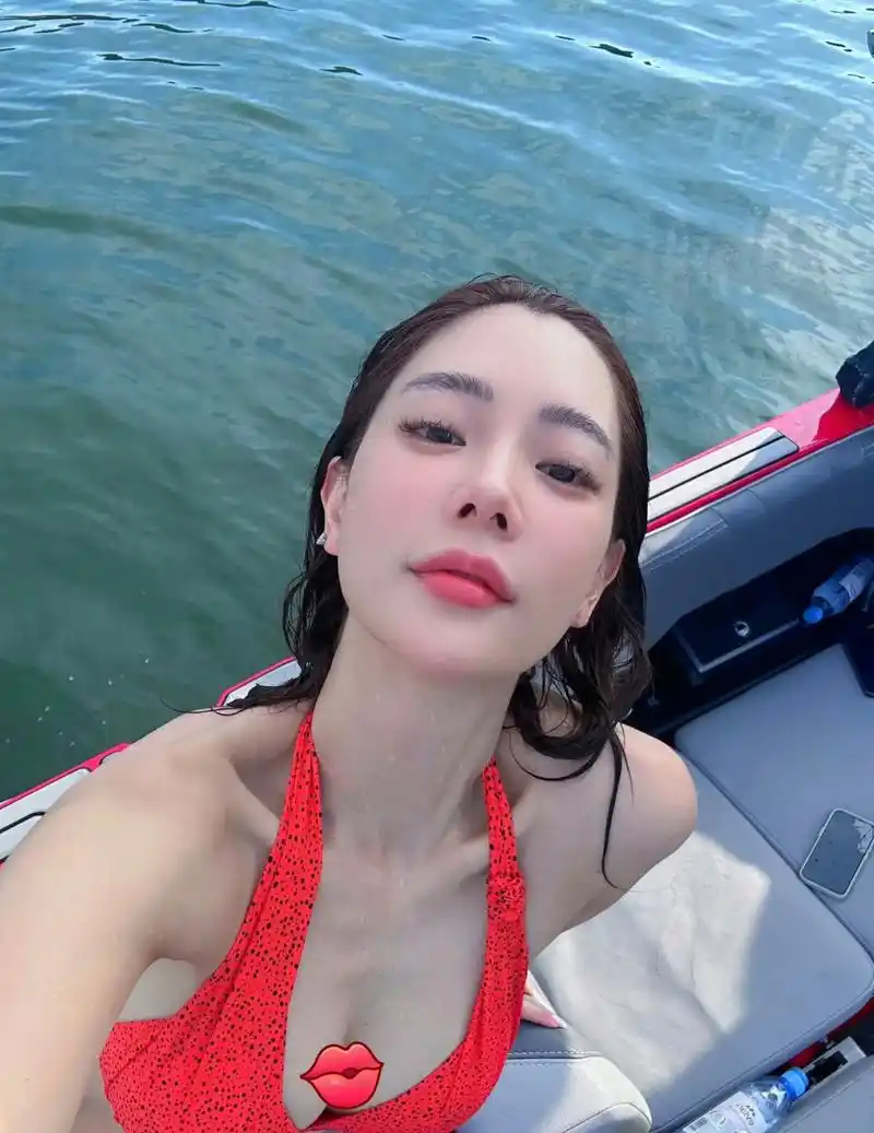 克拉拉 泳装93 676767#克拉拉# #分享秋日好天气