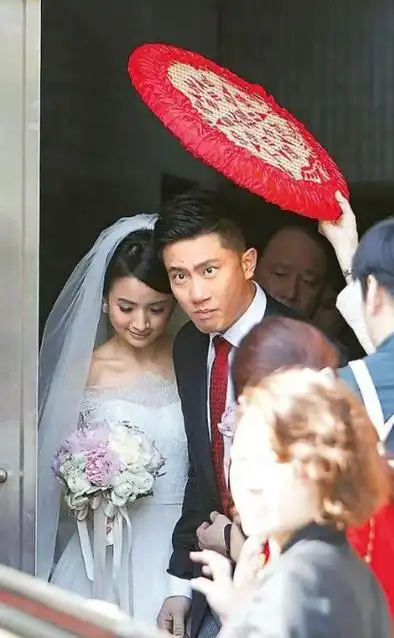 林依晨和林于超其实早在高中就认识了,只不过那时候的两人并没有交际.