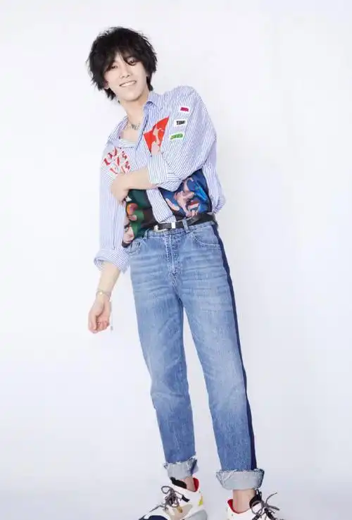 华晨宇的裤子真奇怪正面阔腿侧面看却是纸片裤洋气