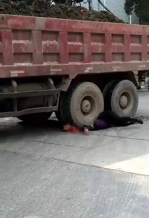 镇江扬中新坝大全路段一女子惨遭大货车碾压身亡.
