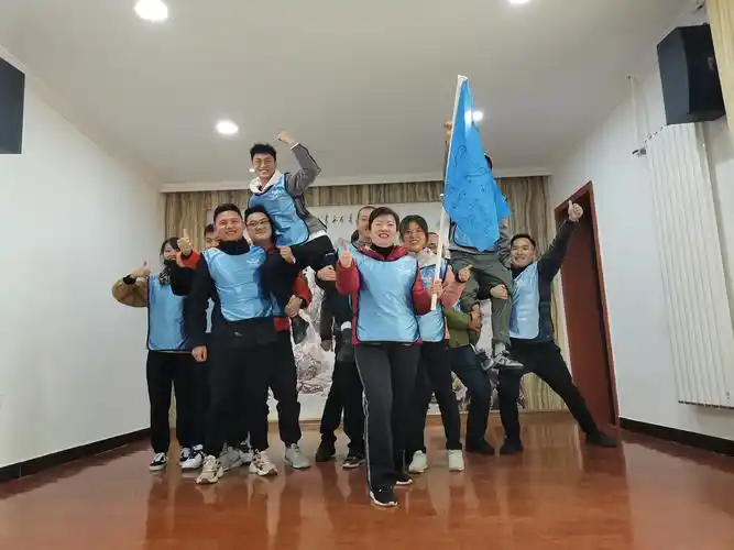 看看我们三个战队激情的造型吧