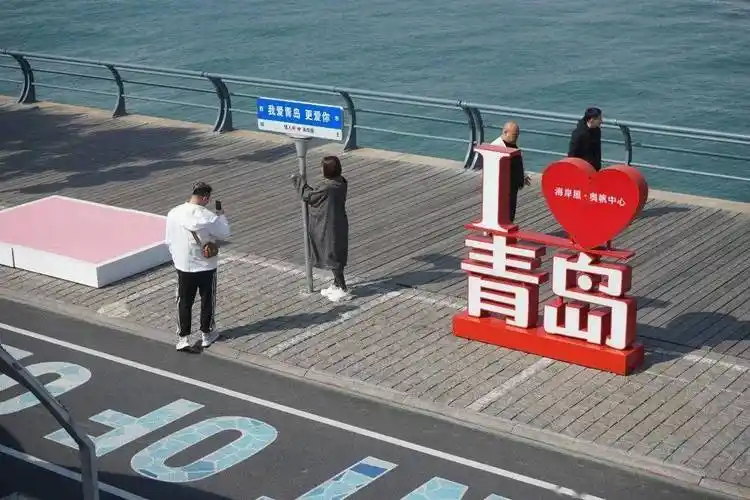 都在指示着"我爱青岛 更爱你"一处处充满爱意的涂鸦在波光粼粼的映衬