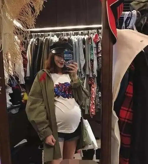 有种怀孕叫"女明星",唐艺昕怀孕长胎不长肉,身材依旧纤细