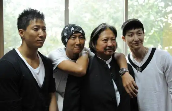 64岁洪金宝的三个儿子近照,都是同一个老爸养得命运却大不同