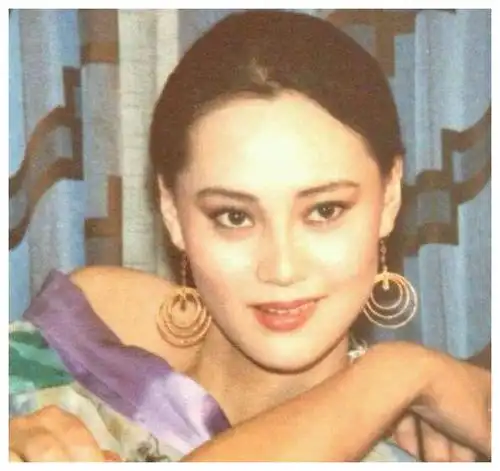 58岁大宋佳依然霸气到位一袭黑裙配红眼影尽显东方韵味