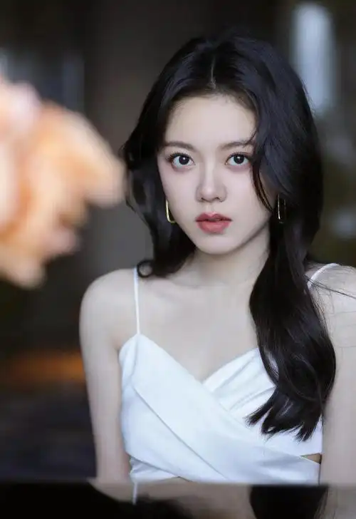 赵今麦待播作品有青春偶像剧《在暴雪时分》,古装情感剧《度华年》等.