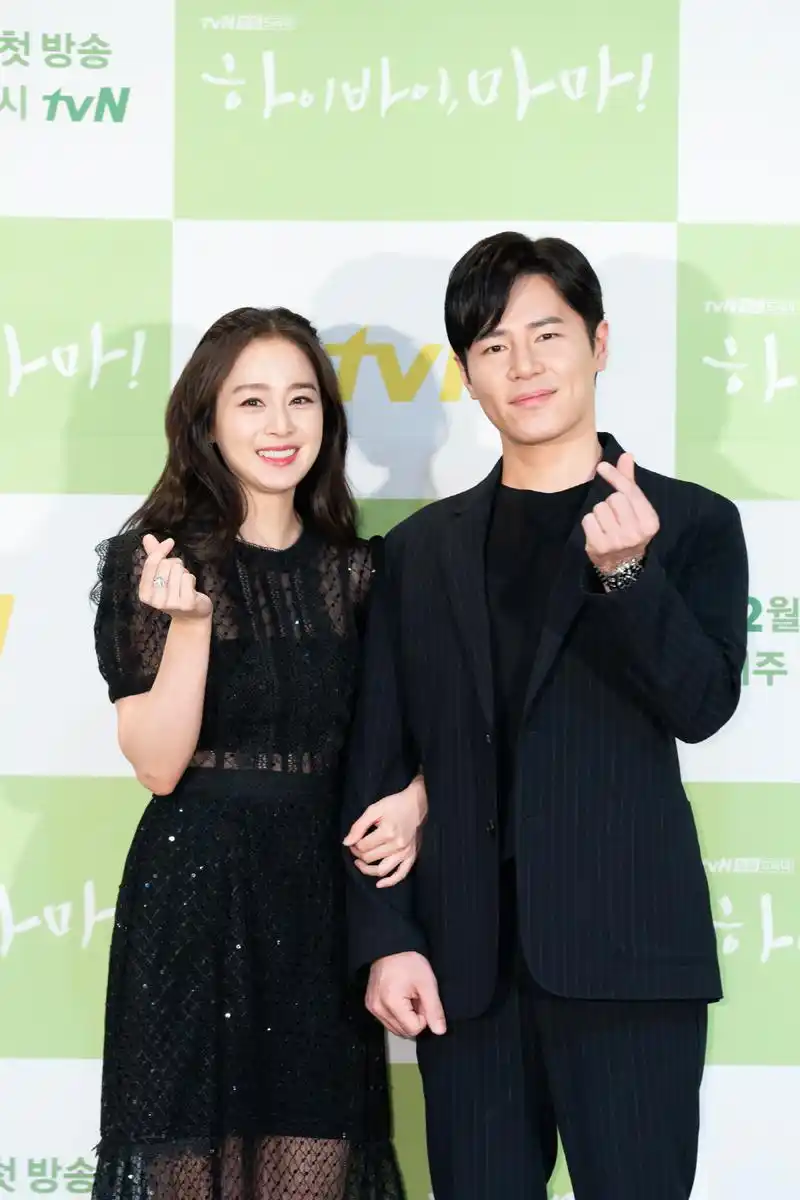 rain妻子金泰希产后发福,一袭小黑裙穿出水桶腰,双下巴抢眼