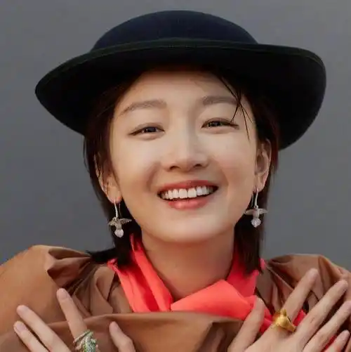 这样的周冬雨实在是太可爱了,配上这治愈系笑容,心都化了.