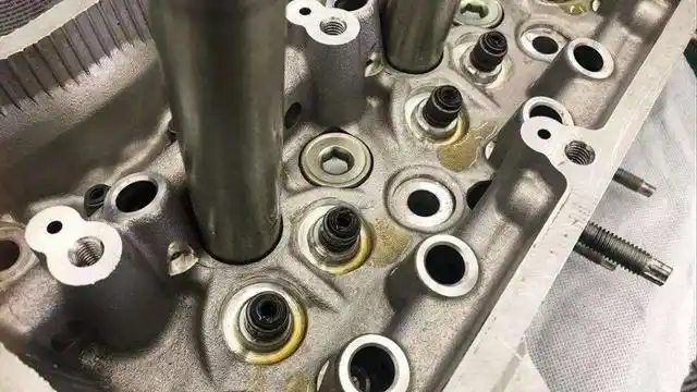 又烧机油车主该怎么判断气门油封存在漏油现象