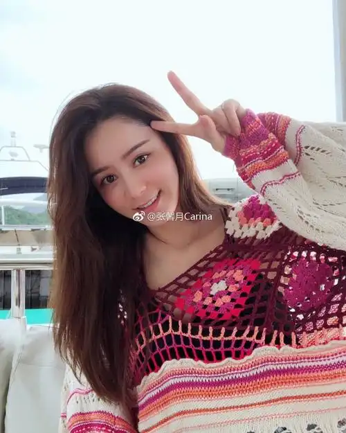 照片中,张馨月穿着清凉,大秀自己的性感好身材,本身就是模特的她