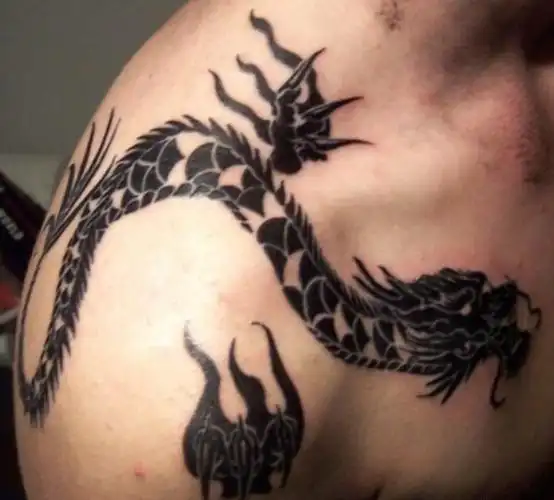 过肩龙纹身