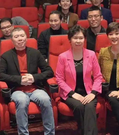 徐帆参加同学聚会,53岁素颜自然松弛下坠,纯天然穿老式棉服就是漂亮