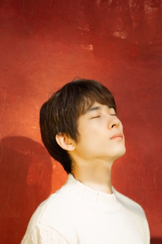 吴昊泽初冬写真曝光红墙光影彰显温润气质