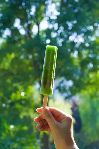 户外手拿绿豆沙冰棍夏天