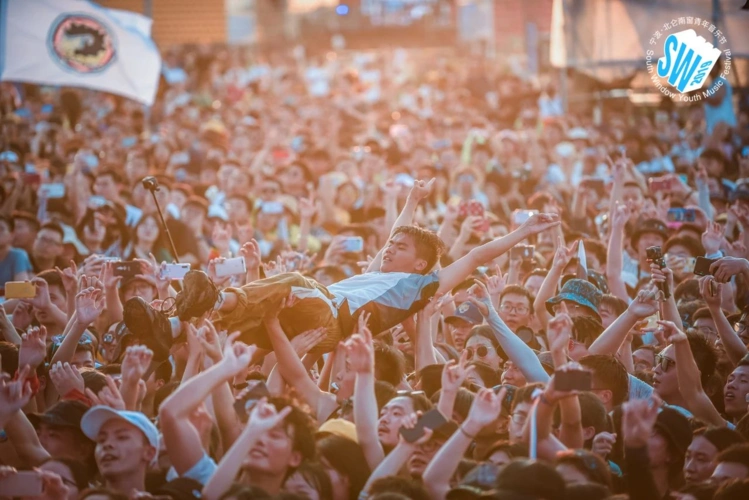 二手玫瑰唐朝谢天笑等音乐人来到2021芜湖青空音乐节一起摇滚