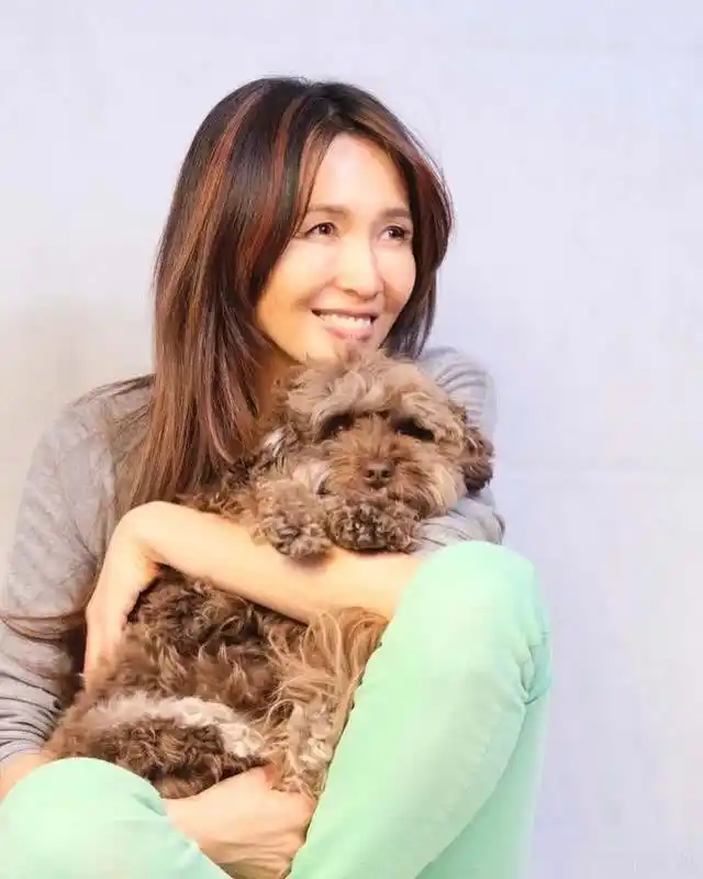 50岁工藤静香公开素颜照,穿搭素雅笑出幸福鱼尾纹,才女晒新画作