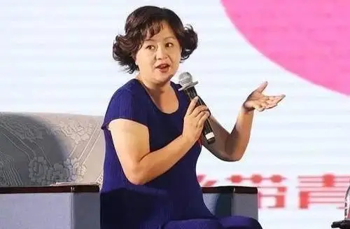 鞠萍姐姐胖成鞠萍大妈穿蓝色长裙赘肉明显