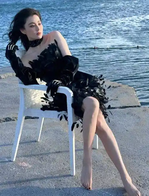 张馨予再次登上杂志封面,身材窈窕可爱,在海滩上甜蜜如初恋_何捷_照片