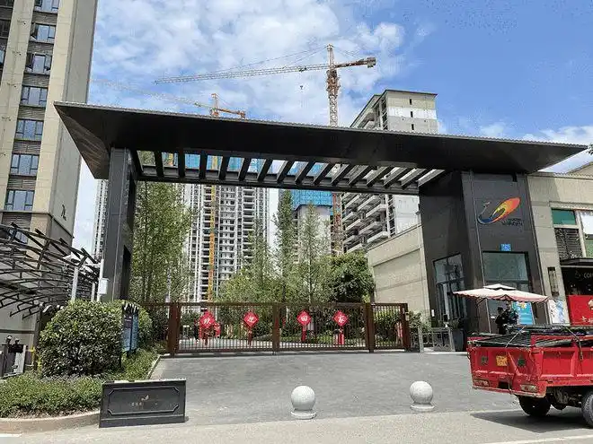 绵竹各小区大门pk谁家的更大气