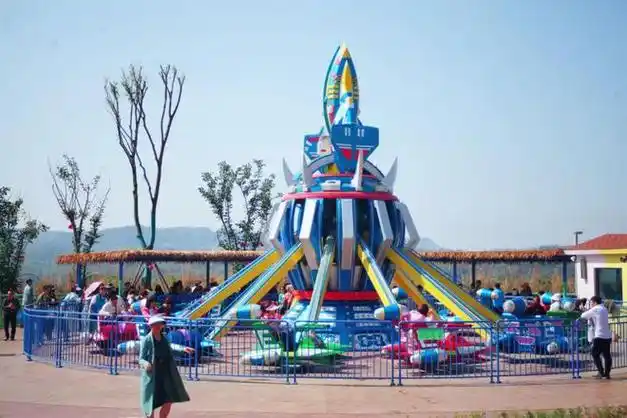 昨天南溪一大型游乐园开园现场挤爆了