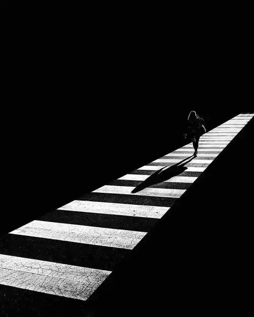 对他来说,黑白比彩色更能让人专注于照片中的情感.