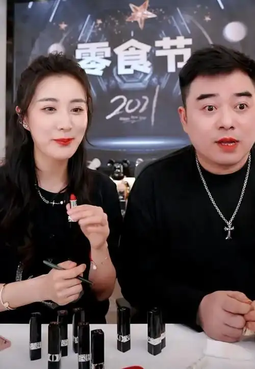 原创薇娅罕见秀恩爱跟老公直播涂口红互怼董海锋甘做其背后的男人